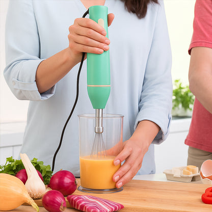 maman prepare oeuf avec mixeur plongeant