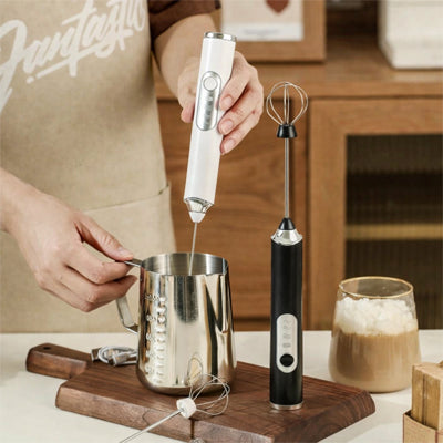 preparation de lait avec mousseur a lait dans la cuisine